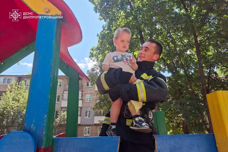 Застряг головою у дитячому майданчику: на Дніпропетровщині рятувальники надали допомогу 2-річному хлопчику. Фото