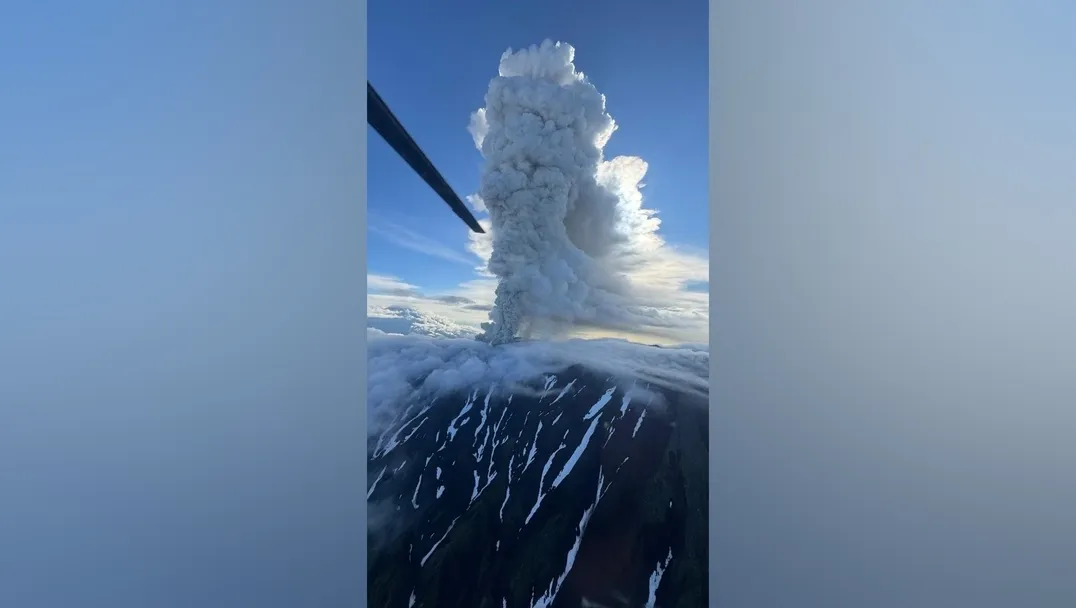 Высота пепла достигает шести метров: на Камчатке сняли на камеру извержение вулкана Крашенинникова. Фото