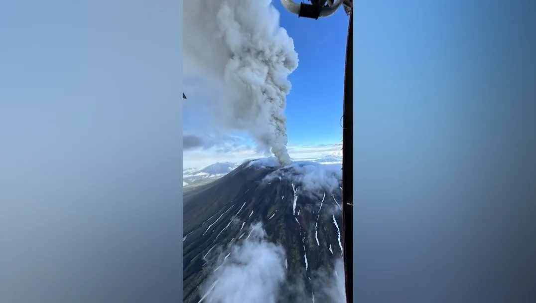 Высота пепла достигает шести метров: на Камчатке сняли на камеру извержение вулкана Крашенинникова. Фото