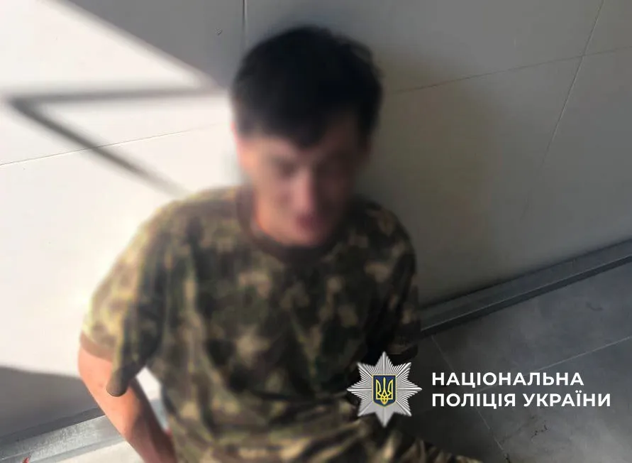 У Києві п’яний чоловік погрожував охоронцю ЖК пістолетом та бойовою гранатою. Подробиці та фото