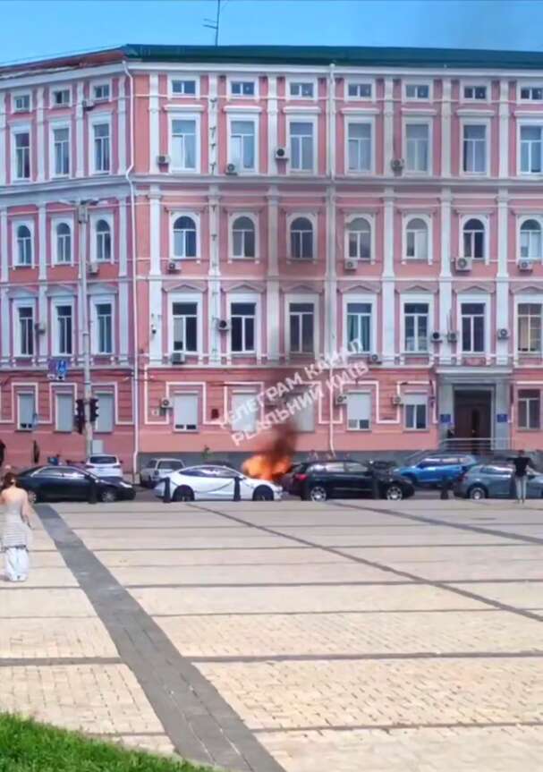 В центре Киева загорелся легковик: авто тушили у управления столичной полиции. Подробности, фото и видео dqxikeidqxidqeant