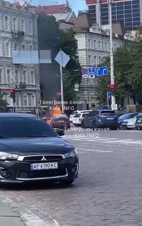 У центрі Києва загорівся легковик: авто гасили біля главку столичної поліції. Подробиці, фото й відео