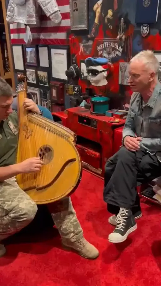 Лідер культового гурту U2 заспівав під акомпанемент воїна-кобзаря та заслуженого артиста України. Відео