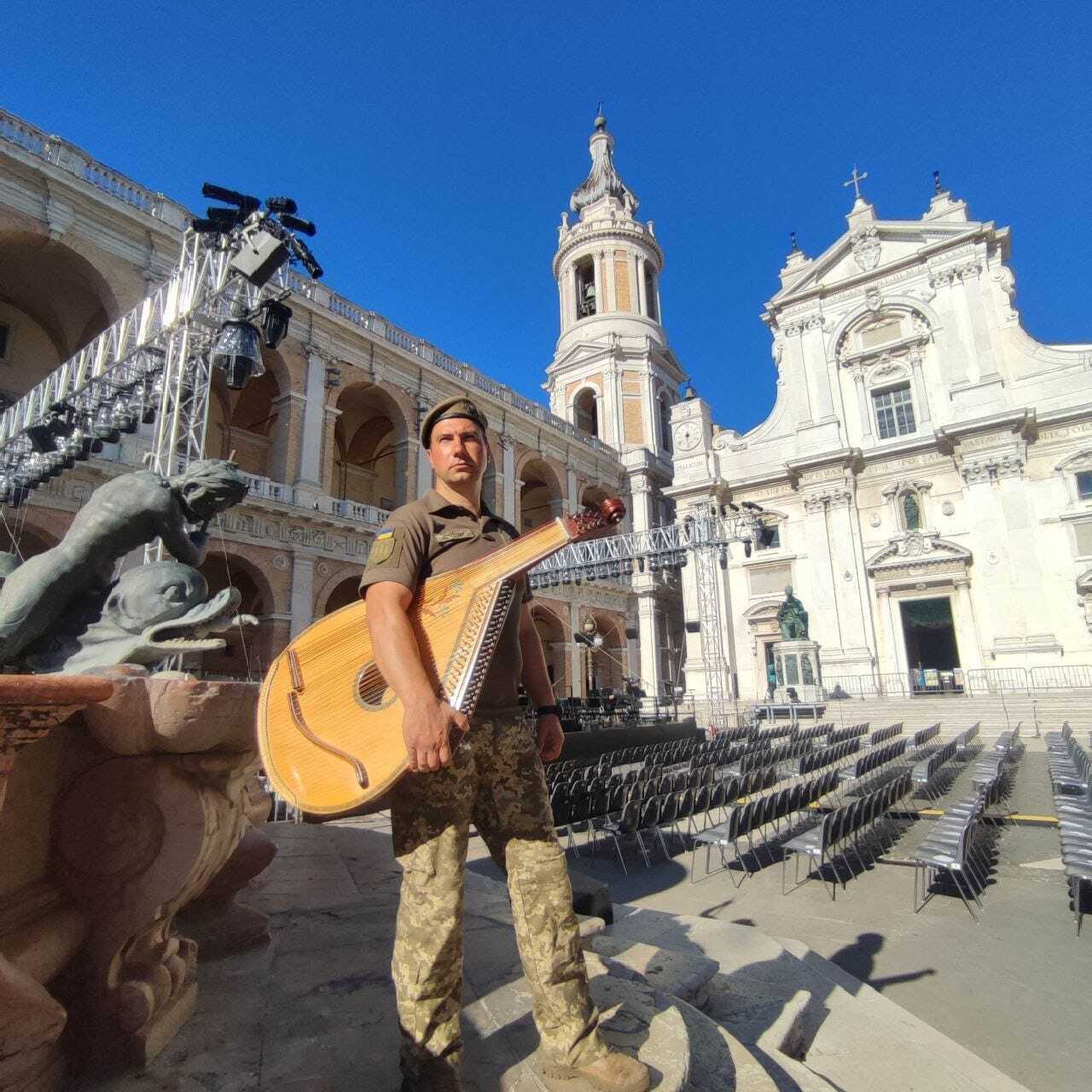 Лідер культового гурту U2 заспівав під акомпанемент воїна-кобзаря та заслуженого артиста України. Відео