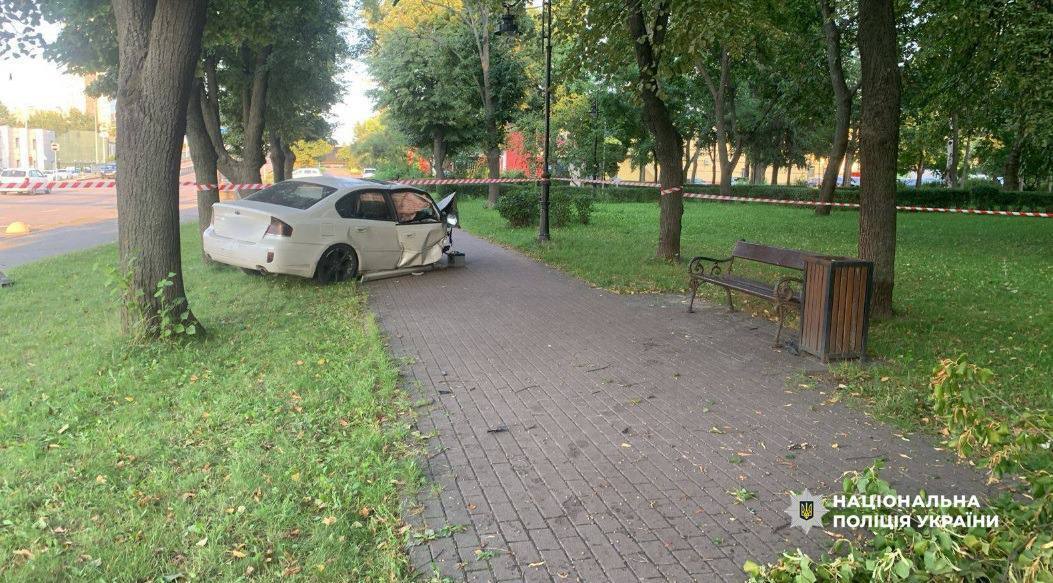 У Києві п’яний водій легковика влетів у Куренівський парк та травмував двох жінок. Подробиці та фото dqxikeidqxidqeant