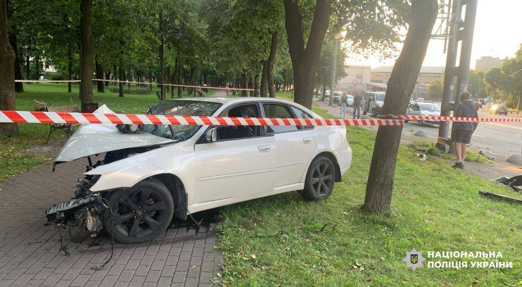 У Києві п’яний водій легковика влетів у Куренівський парк та травмував двох жінок. Подробиці та фото