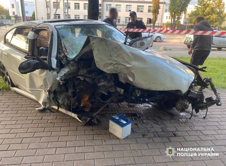 У Києві п’яний водій легковика влетів у Куренівський парк та травмував двох жінок. Подробиці та фото