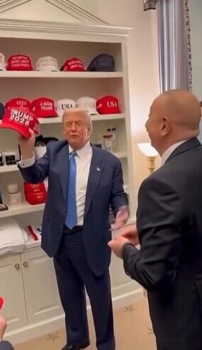 Трамп показал Алиеву кепку