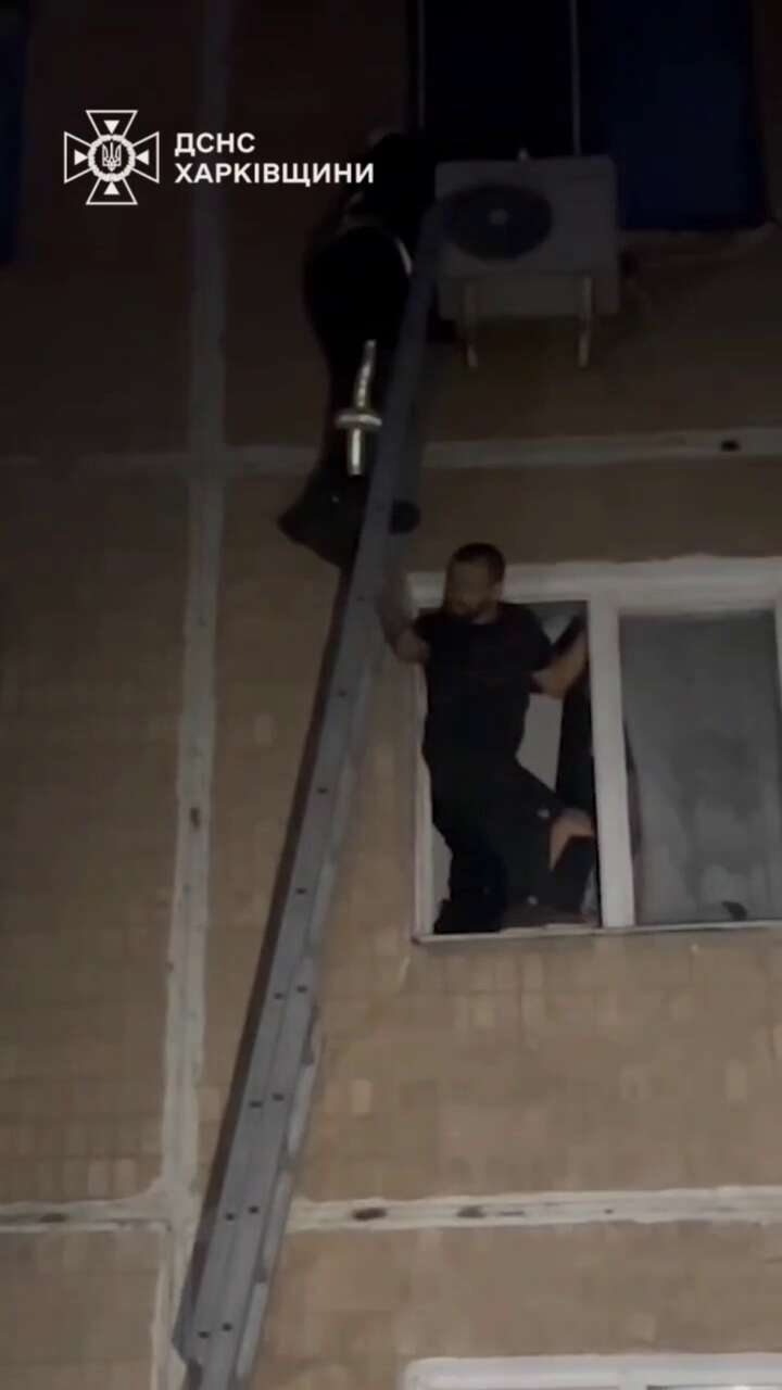 Спас кондиционер: в Харькове трехлетняя девочка выпала из окна пятого этажа и чудом спаслась. Видео dqxikeidqxidqrant