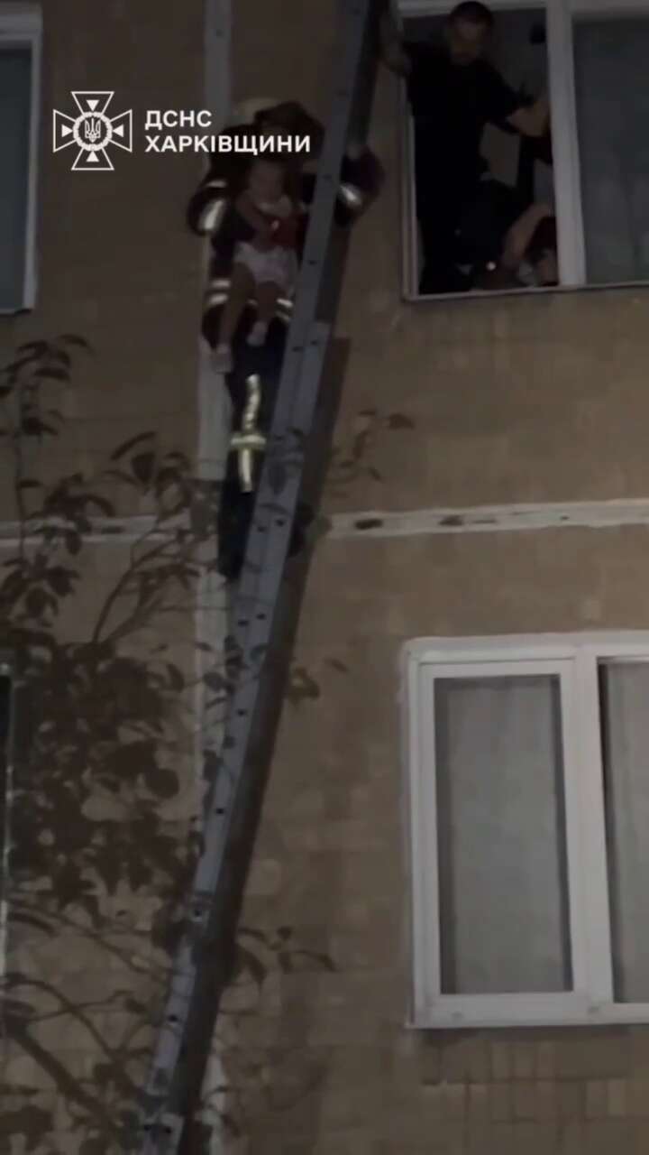 Спас кондиционер: в Харькове трехлетняя девочка выпала из окна пятого этажа и чудом спаслась. Видео