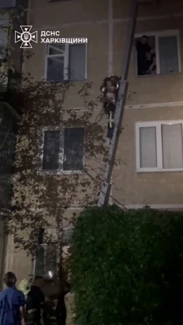 Спас кондиционер: в Харькове трехлетняя девочка выпала из окна пятого этажа и чудом спаслась. Видео