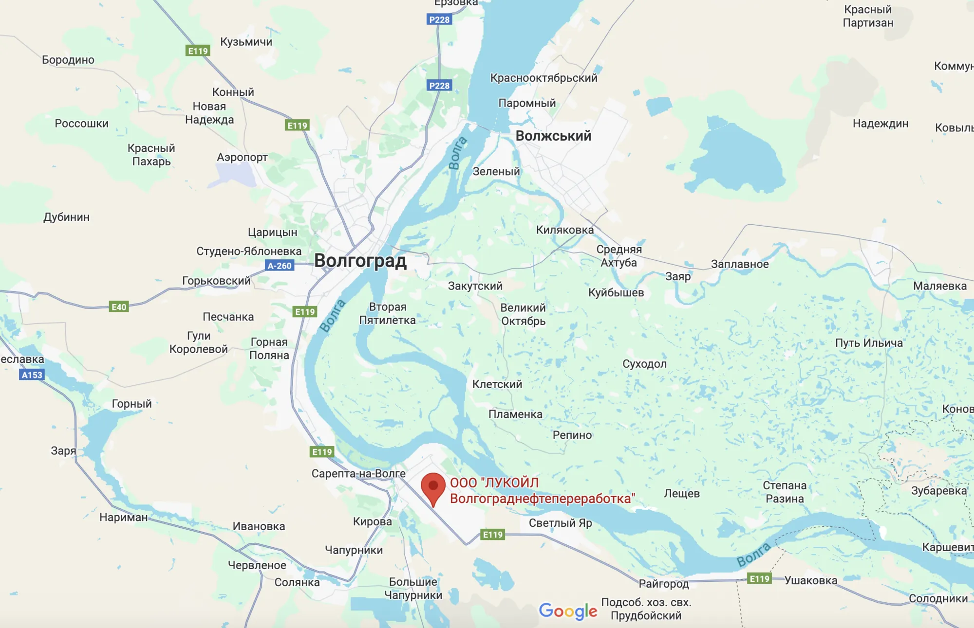 Волгоград атаковали беспилотники: поражено НПЗ, вспыхнул пожар. Фото и видео