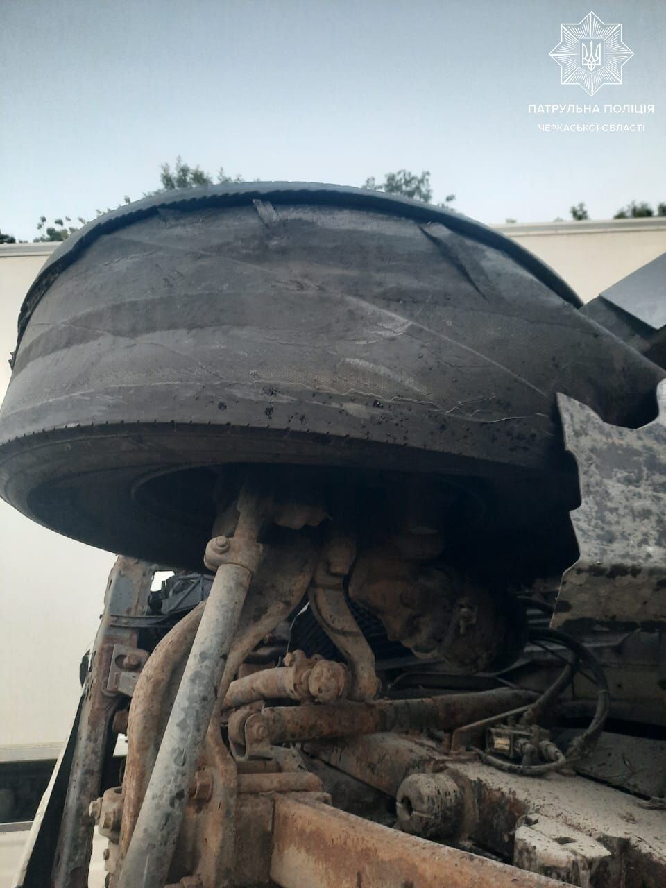 На трассе Киев-Одесса в Умани перевернулся грузовик с