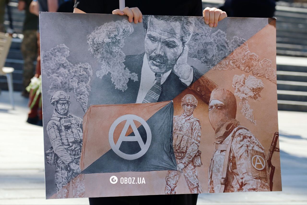 В Киеве попрощались с военным и известным художником Давидом Чичканом. Фото и видео