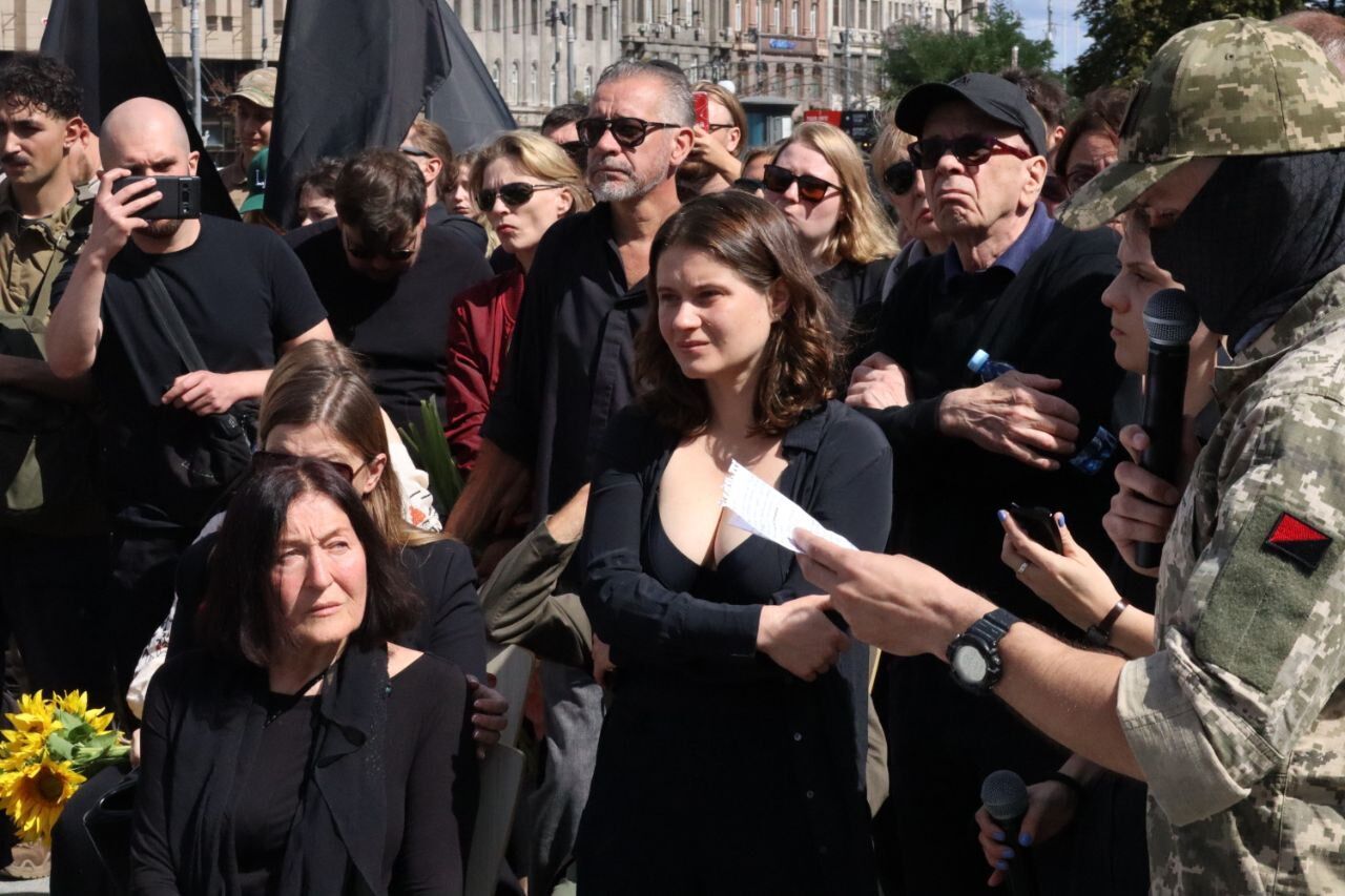 В Киеве попрощались с военным и известным художником Давидом Чичканом. Фото и видео