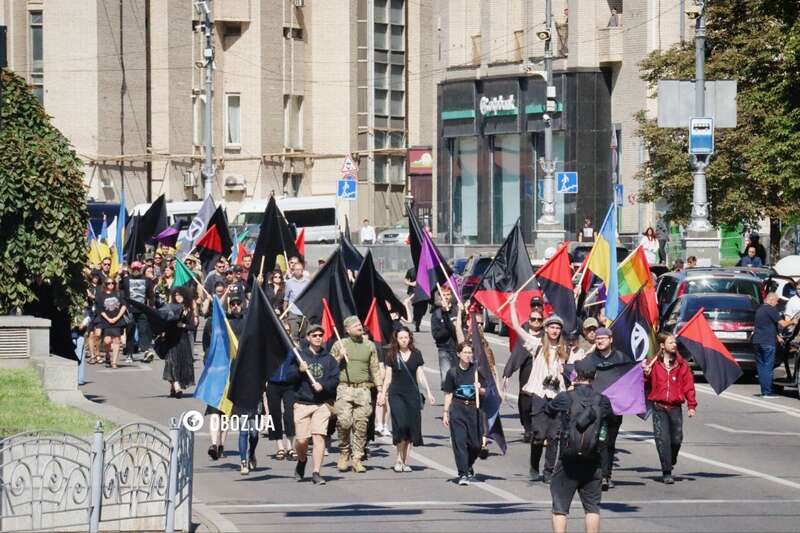 У Києві попрощалися із військовим та відомим художником Давидом Чичканом. Фото та відео dqxikeidqxidqrant