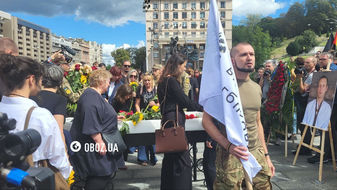 У Києві попрощалися із військовим та відомим художником Давидом Чичканом. Фото та відео
