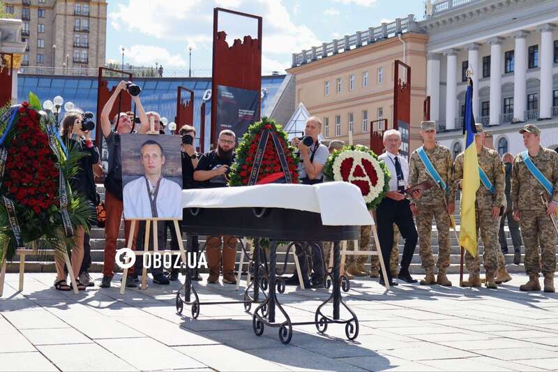 У Києві попрощалися із військовим та відомим художником Давидом Чичканом. Фото та відео