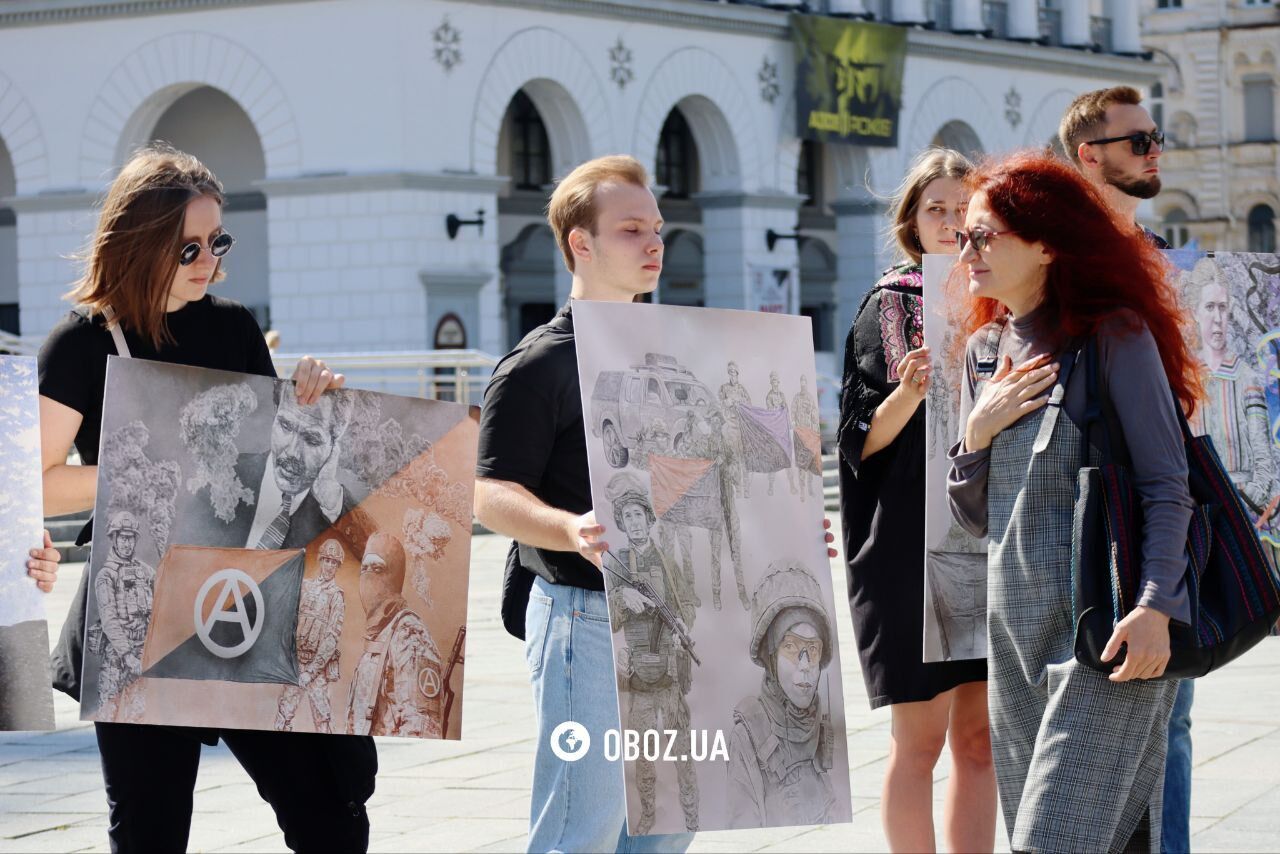 У Києві попрощалися із військовим та відомим художником Давидом Чичканом. Фото та відео