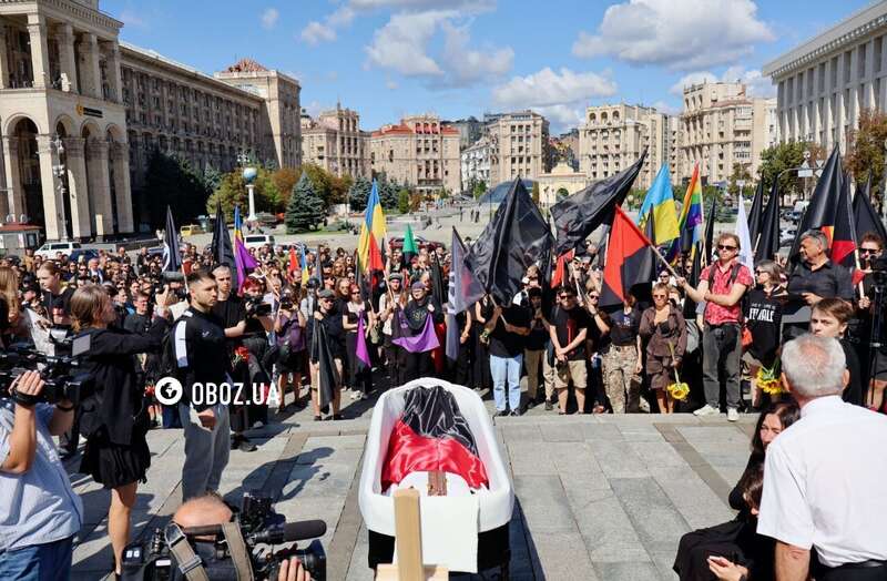 У Києві попрощалися із військовим та відомим художником Давидом Чичканом. Фото та відео