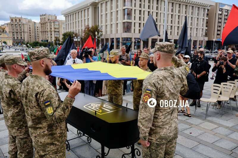 У Києві попрощалися із військовим та відомим художником Давидом Чичканом. Фото та відео