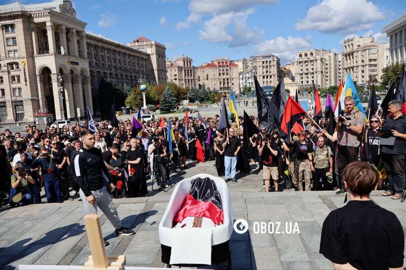 В Киеве попрощались с военным и известным художником Давидом Чичканом. Фото и видео