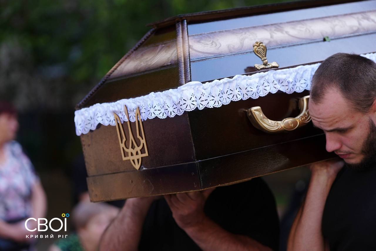 Перед загибеллю знищив майже десяток окупантів: у Кривому Розі попрощалися з захисником з бригади