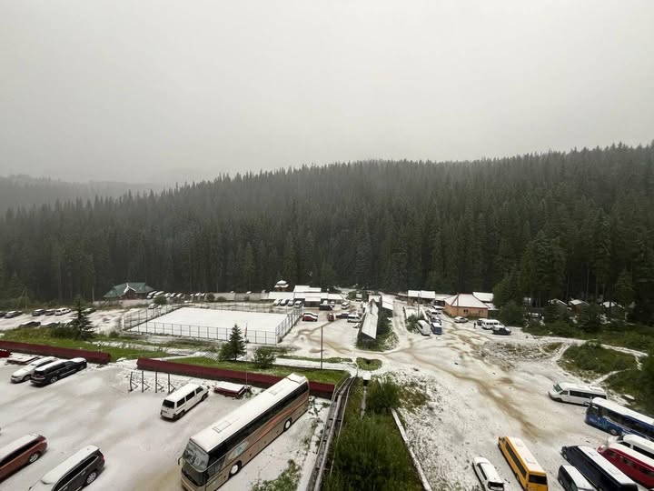 Карпаты засыпало снегом в августе: спасатели показали кадры dqxikeidqxidqrant