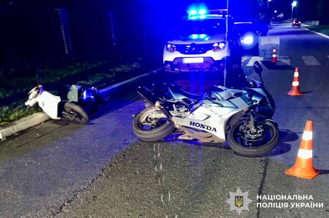 На Київщині мотоцикліст протаранив 16-річного водія мопеда: підлітка госпіталізували. Подробиці та фото