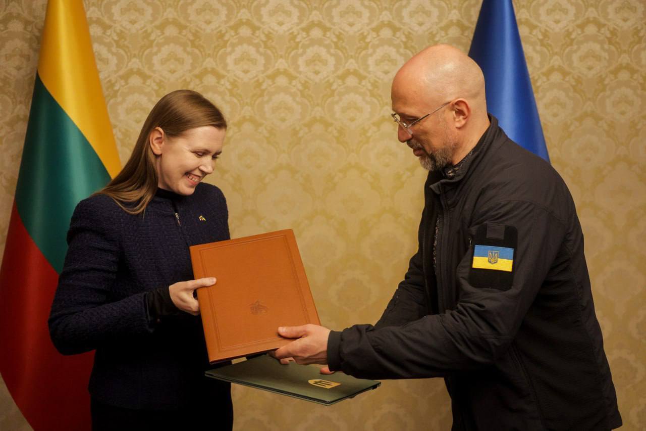 Украина и Литва запустят совместное производство дальнобойных беспилотников: Шмыгаль раскрыл подробности dqxikeidqxidqeant