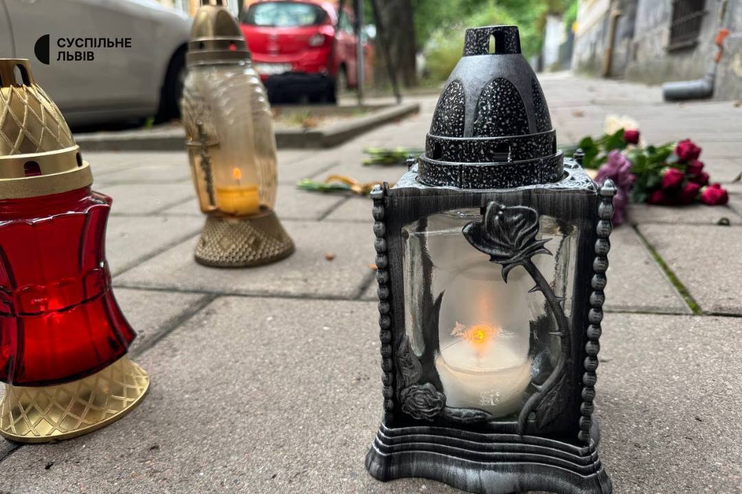 Во Львове на место убийства Андрея Парубия люди приносят лампадки и цветы: там до сих пор работают правоохранители. Фото dqxikeidqxidqeant