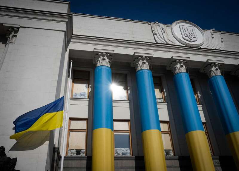 У Львові на місце вбивства Андрія Парубія люди приносять лампадки та квіти: там досі працюють правоохоронці. Фото