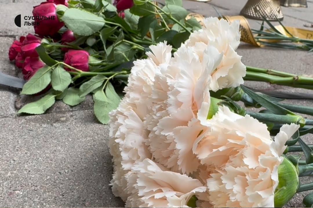 Во Львове на место убийства Андрея Парубия люди приносят лампадки и цветы: там до сих пор работают правоохранители. Фото