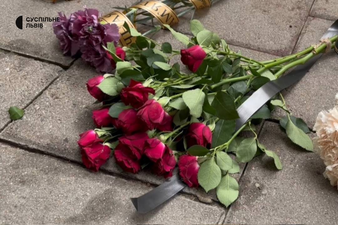 У Львові на місце вбивства Андрія Парубія люди приносять лампадки та квіти: там досі працюють правоохоронці. Фото