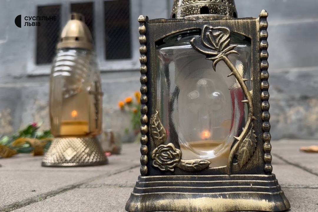 У Львові на місце вбивства Андрія Парубія люди приносять лампадки та квіти: там досі працюють правоохоронці. Фото