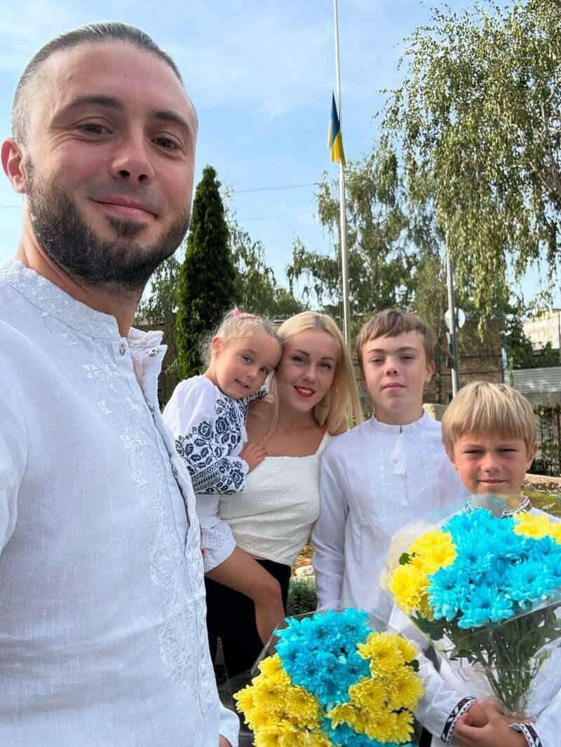 Решетніки в однакових костюмах, а син Цибульської в штанах з діркою: зірки показали своїх дітей-школярів на Першому дзвонику. Фото