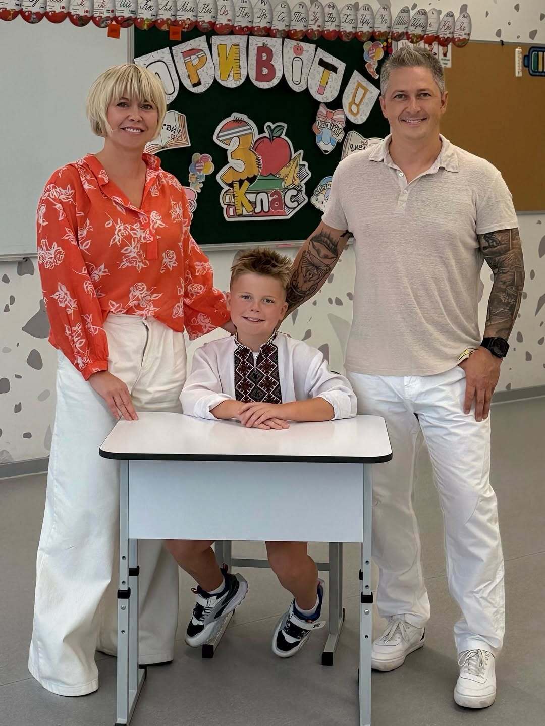 Решетніки в однакових костюмах, а син Цибульської в штанах з діркою: зірки показали своїх дітей-школярів на Першому дзвонику. Фото