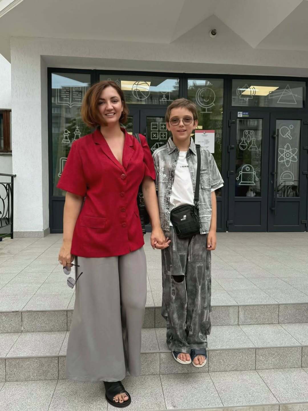 Решетніки в однакових костюмах, а син Цибульської в штанах з діркою: зірки показали своїх дітей-школярів на Першому дзвонику. Фото