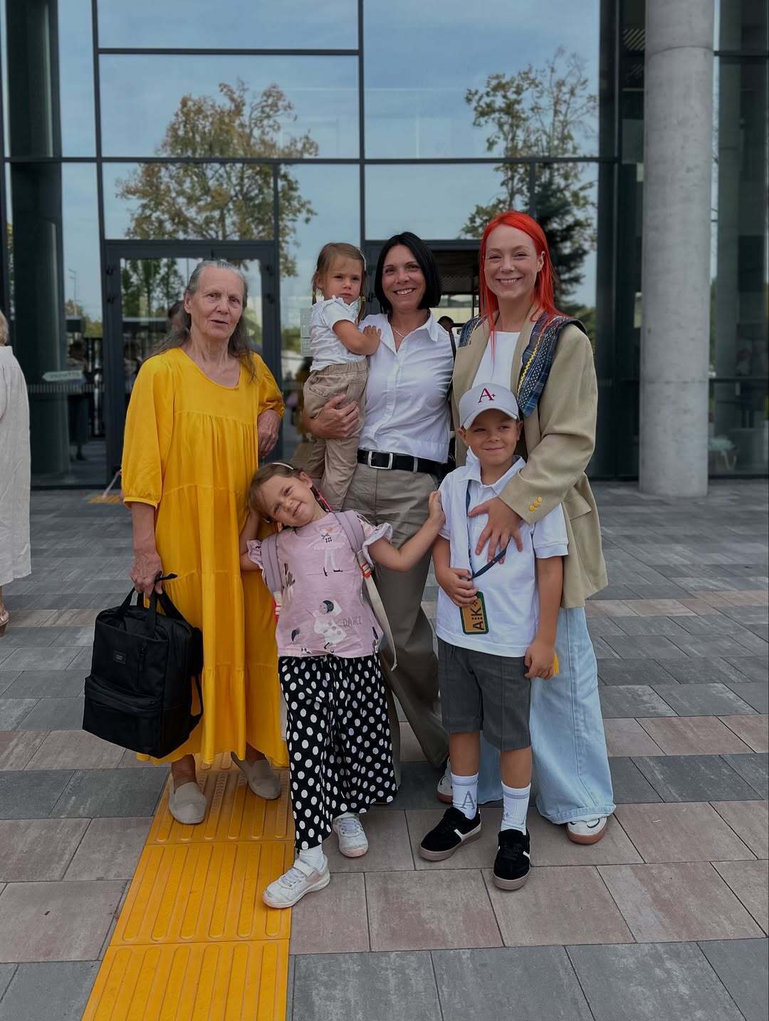 Решетніки в однакових костюмах, а син Цибульської в штанах з діркою: зірки показали своїх дітей-школярів на Першому дзвонику. Фото