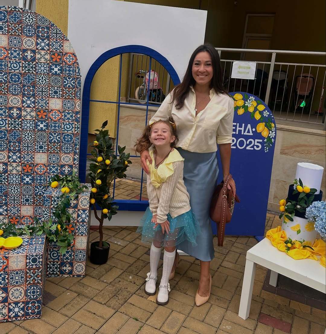 Решетніки в однакових костюмах, а син Цибульської в штанах з діркою: зірки показали своїх дітей-школярів на Першому дзвонику. Фото