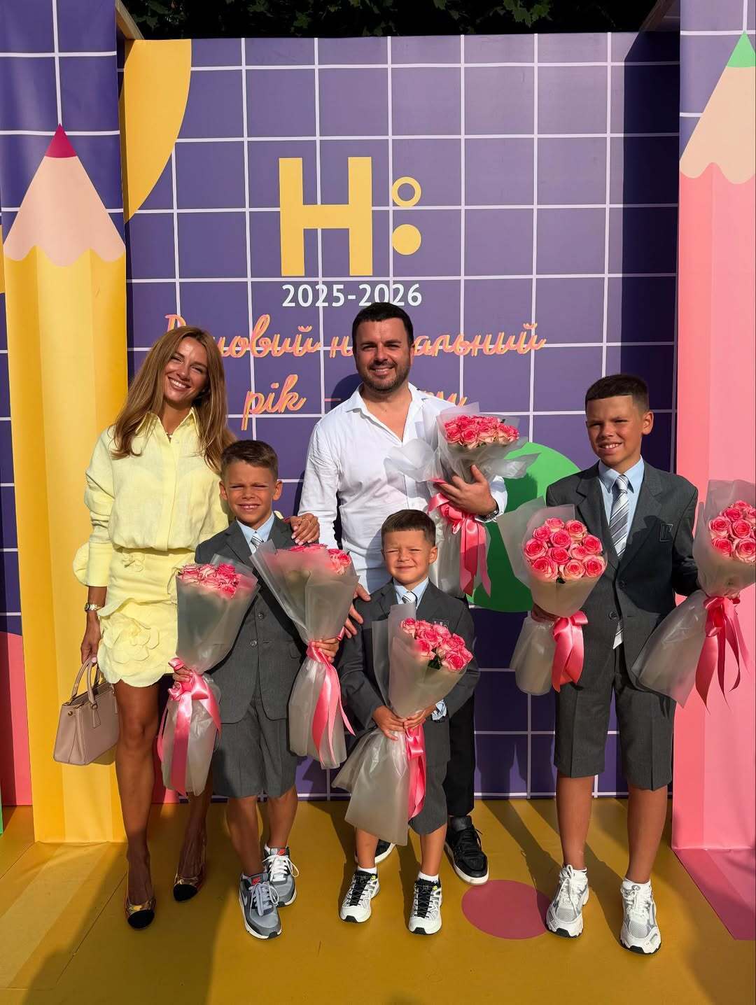 Решетніки в однакових костюмах, а син Цибульської в штанах з діркою: зірки показали своїх дітей-школярів на Першому дзвонику. Фото dqxikeidqxidqrant