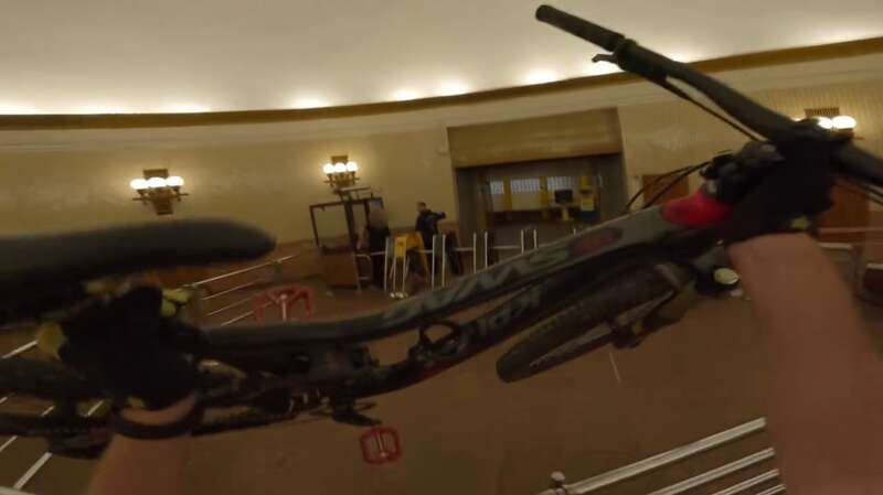 У Києві парубок влаштував екстремальні гонки на найглибшій станції метро Європи: його розшукує поліція. Відео dqxikeidqxidrant