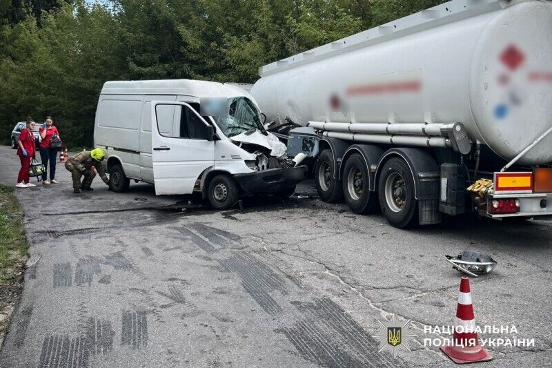 В Полтавской области столкнулись микроавтобус и грузовик: есть пострадавшие. Фото dqxikeidqxidqrant
