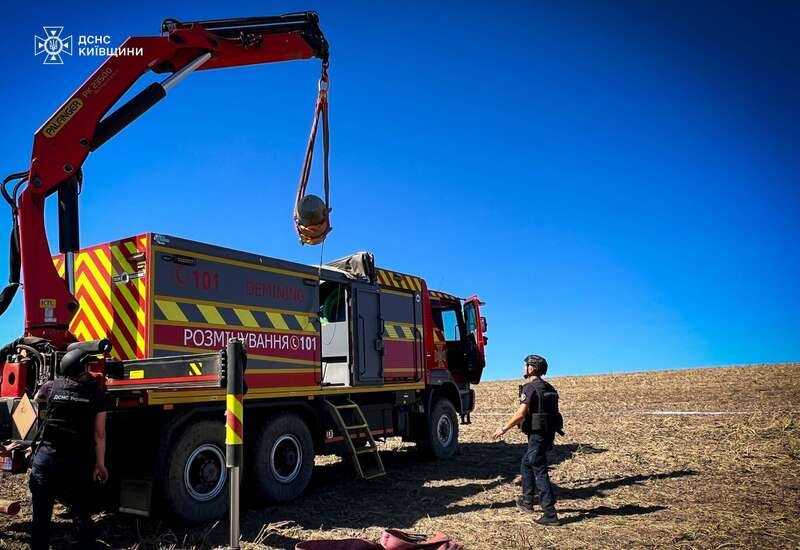 На Киевщине посреди поля нашли боевую часть российской крылатой ракеты Х-101. Фото dqxikeidqxidqrant
