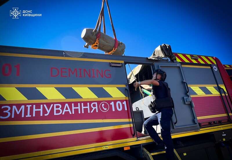 На Киевщине посреди поля нашли боевую часть российской крылатой ракеты Х-101. Фото