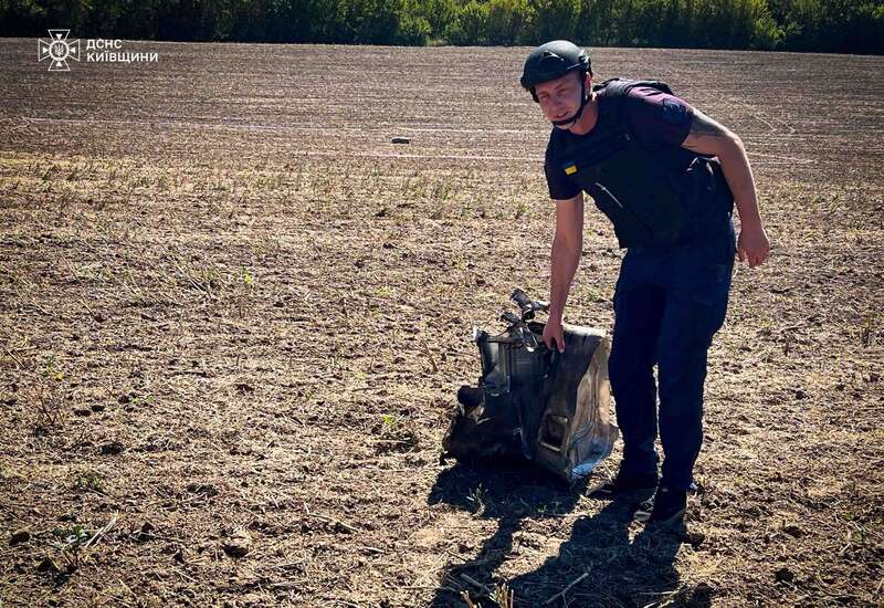 На Киевщине посреди поля нашли боевую часть российской крылатой ракеты Х-101. Фото