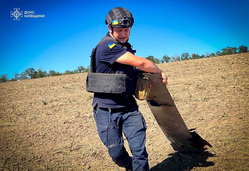 На Киевщине посреди поля нашли боевую часть российской крылатой ракеты Х-101. Фото