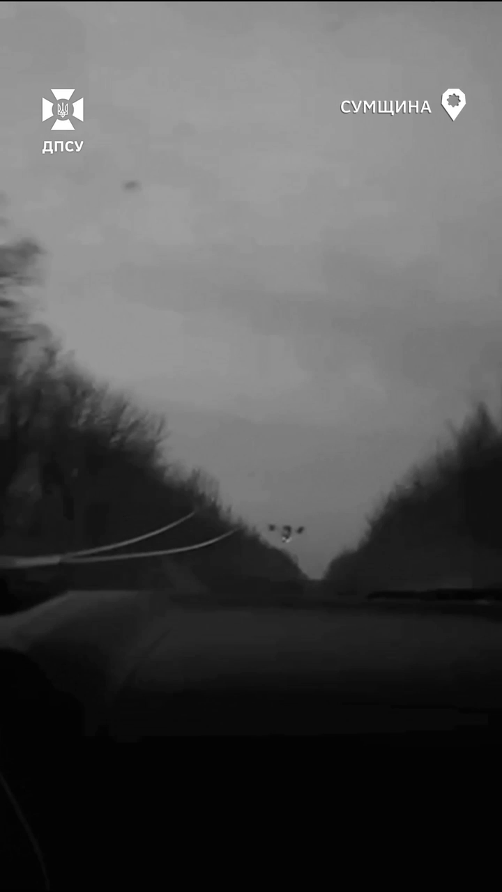 У Сумській області ворожий FPV-дрон влучив у лобове скло авто українських воїнів і не вибухнув: момент потрапив на відео dqxikeidqxidqrant