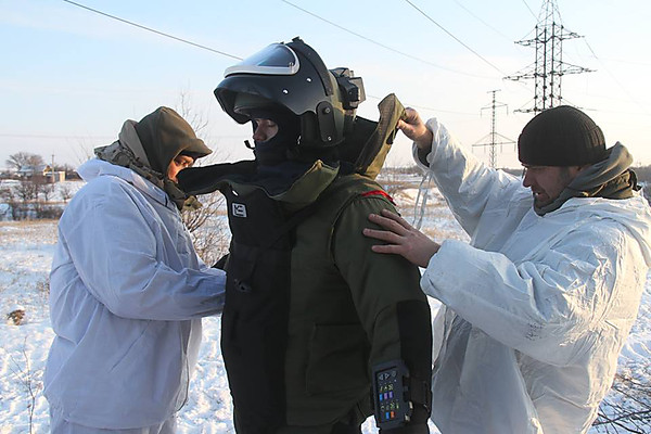 Зблизька Светлодарска в зоні АТО українські військові знайшли російську касетну міну - Copyright https://news.pn