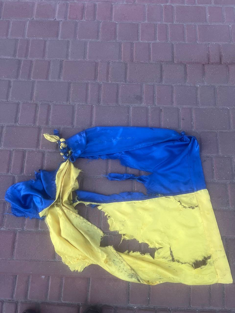 У Кропивницькому чоловік зірвав та топтав ногами прапор України: що йому загрожує         dqxikeidqxiqrkant